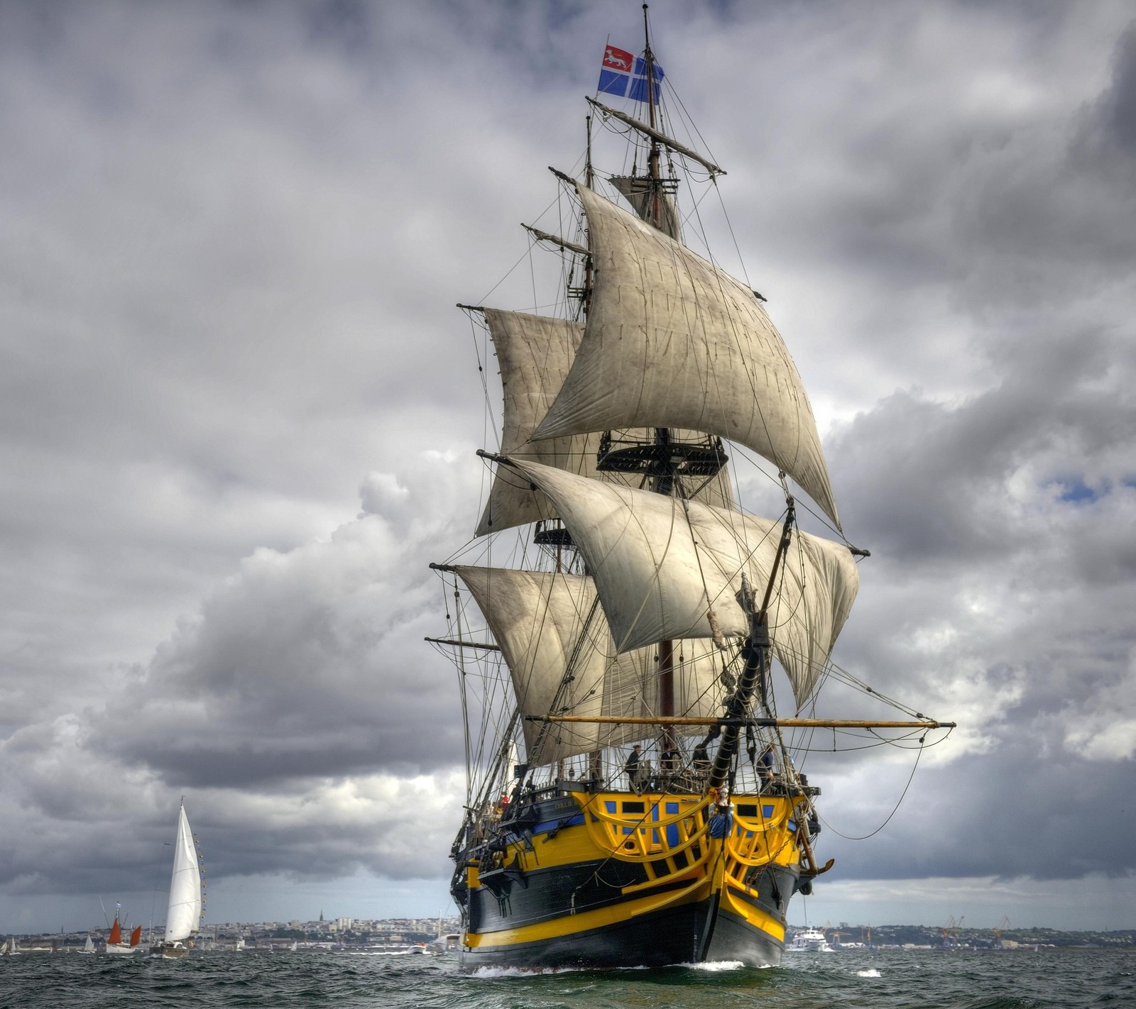 Il y a un grand bateau jaune et noir dans l'eau (bateaux, océan, navigation, navire)