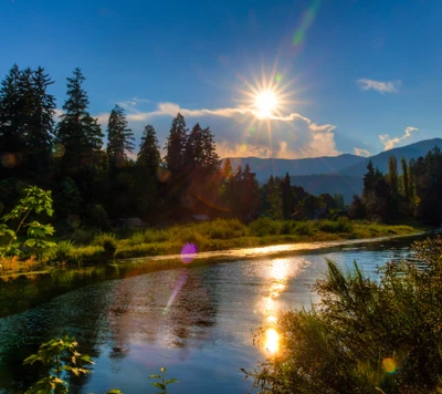 Sonnenschein über einer ruhigen Flusslandschaft