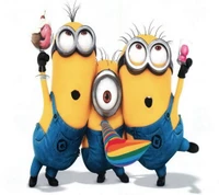 Tres alegres Minions celebrando con helado y un sombrero de fiesta.