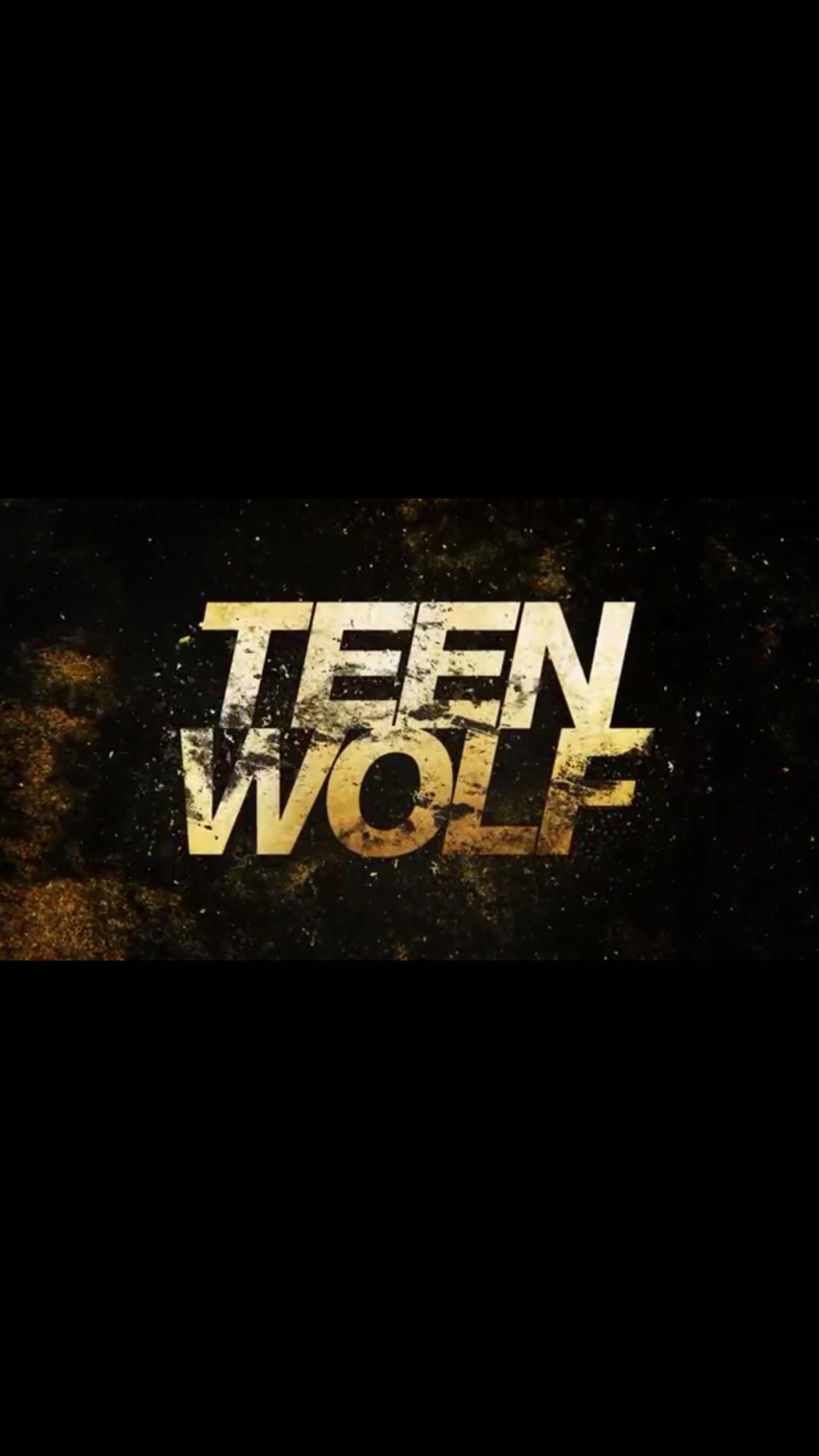 Teen wolf-logo auf schwarzem hintergrund. (arden cho, daniel kovac, dylan obryan, holland roden, shelley)