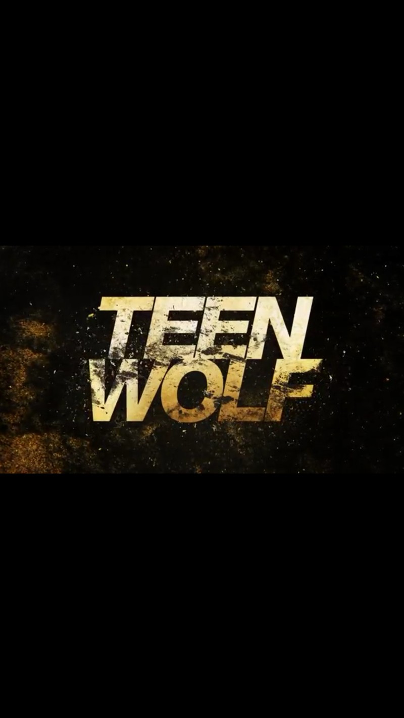 Логотип «teen wolf» на черном фоне. (arden cho, даниэль ковач, daniel kovac, dylan obryan, холланд роден)