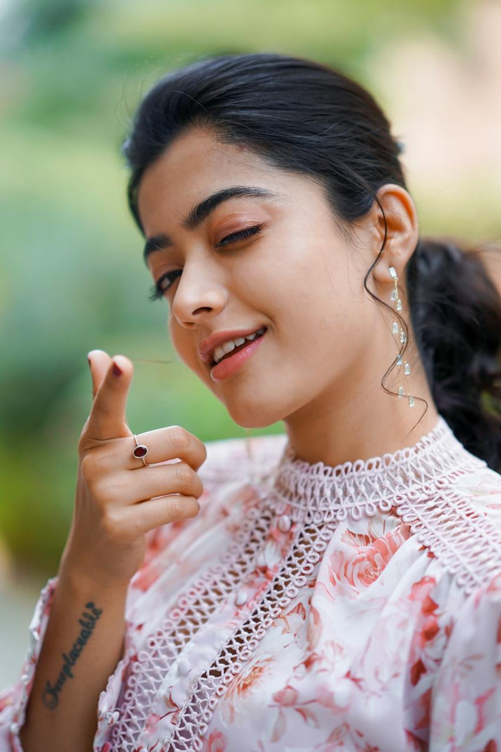 Há uma mulher olhando para seu celular (atriz, anjo, fofo, rashmika, rashmika mandanna)