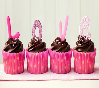 Leckere Schokoladen-Cupcakes mit "Liebe" Toppers