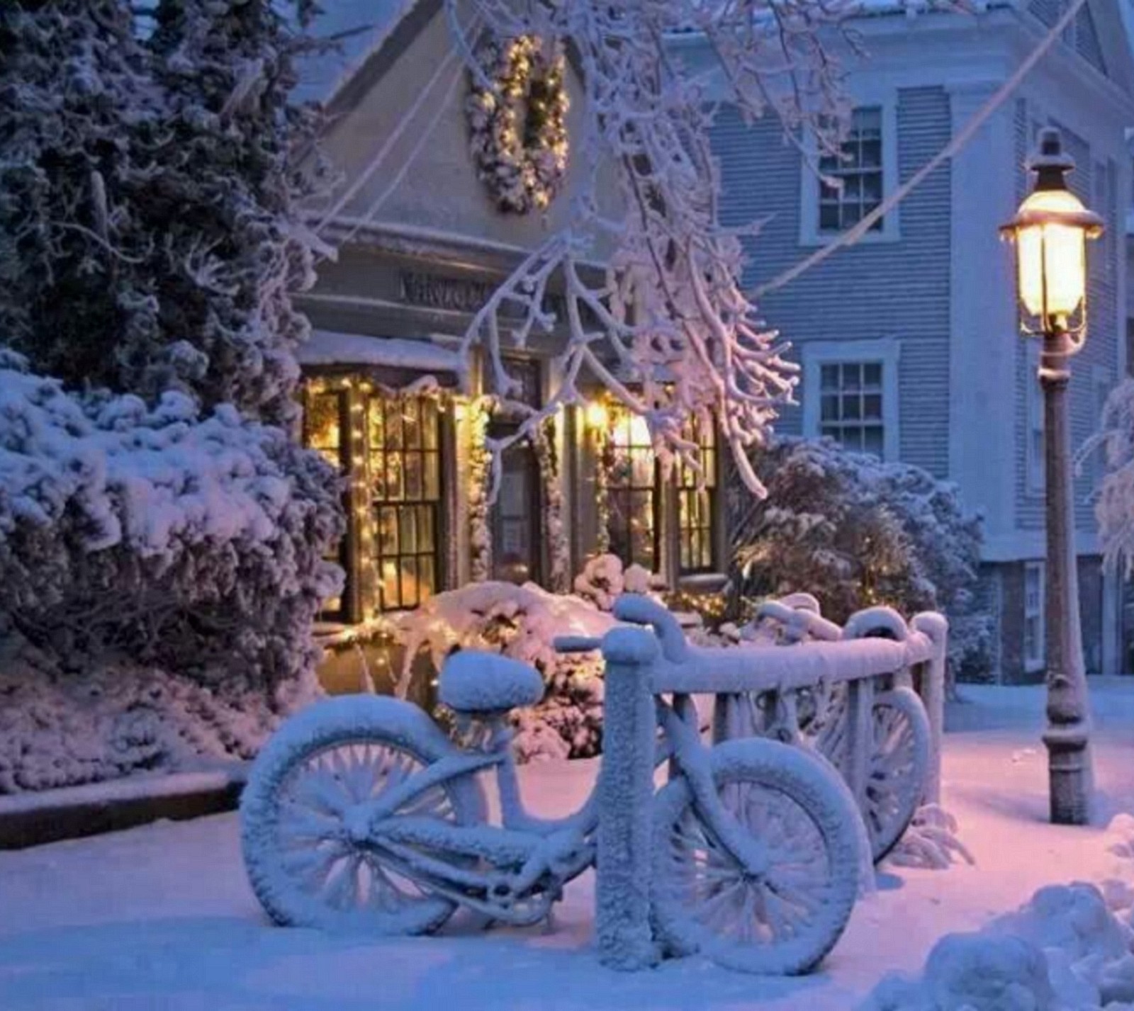 Verschneite szene mit einem fahrrad, das vor einem haus geparkt ist (frozen, frohe weihnachten, nacht, schnee, winter)