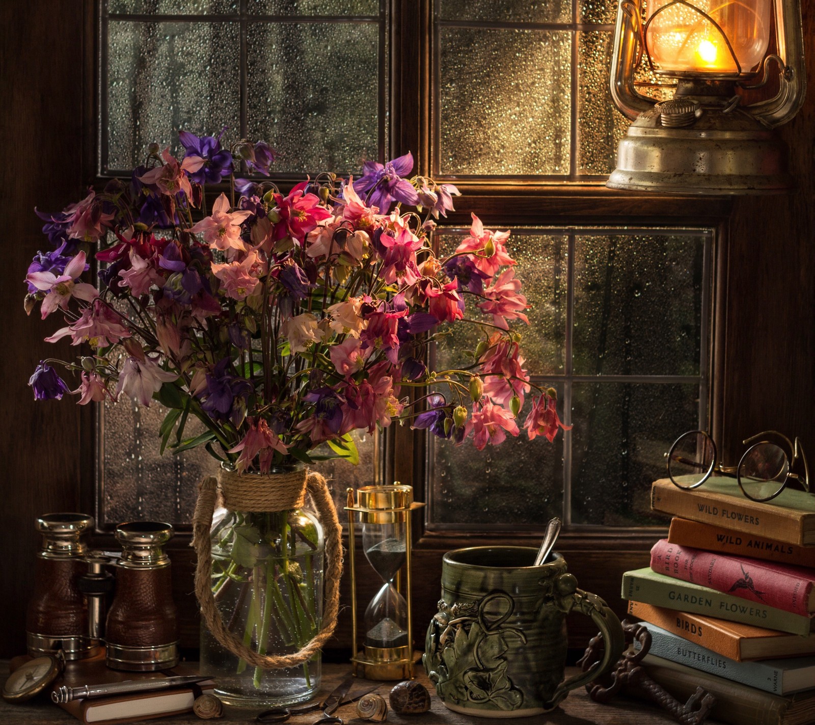 Es gibt eine vase mit blumen auf einem tisch neben einem fenster (abej, beograd, bücher, blumenstrauß, blumen)