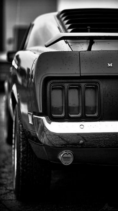 Ford Mustang Boss Clásico: Un ícono atemporal en blanco y negro.