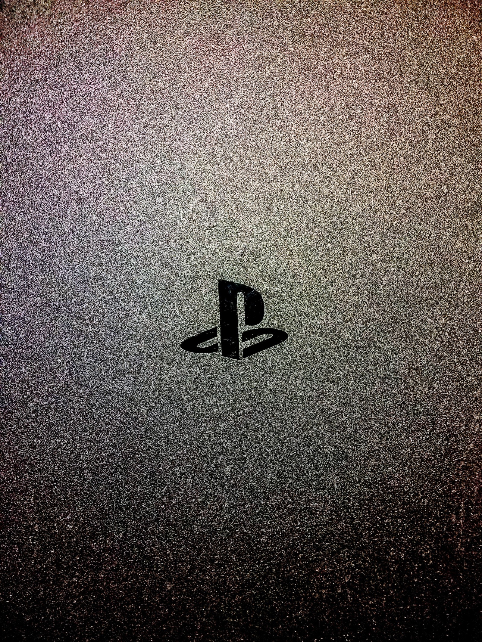 Nahaufnahme des playstation-logos auf einer glänzenden oberfläche (logo, spielen)