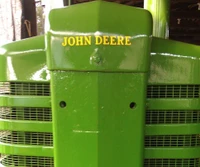 Primer plano de la parrilla de un tractor John Deere