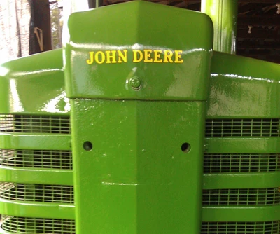 Nahaufnahme des Grills eines John Deere Traktors