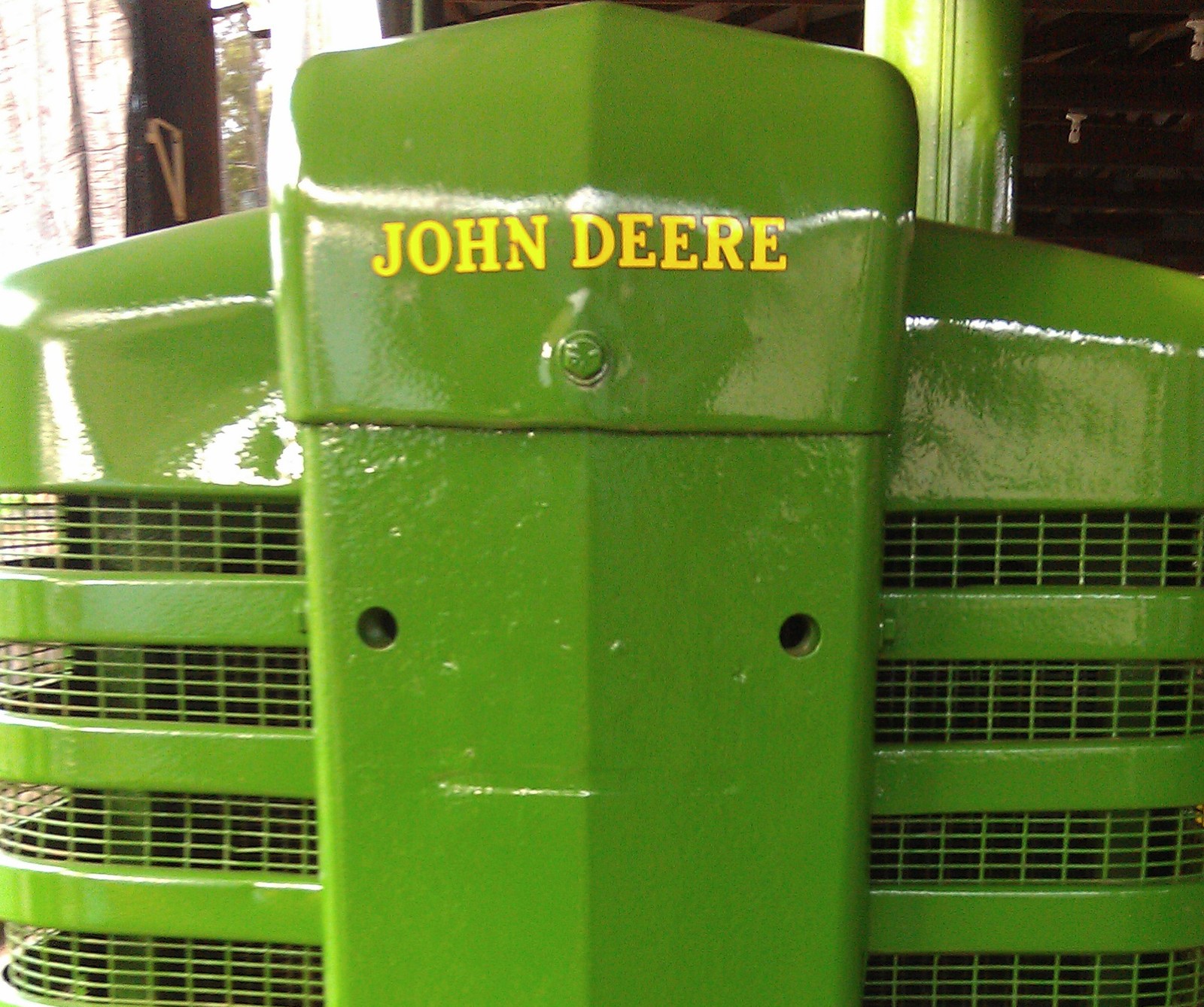 Hay un tractor verde con un logo de john deere (deere, parrilla, john, tractor)