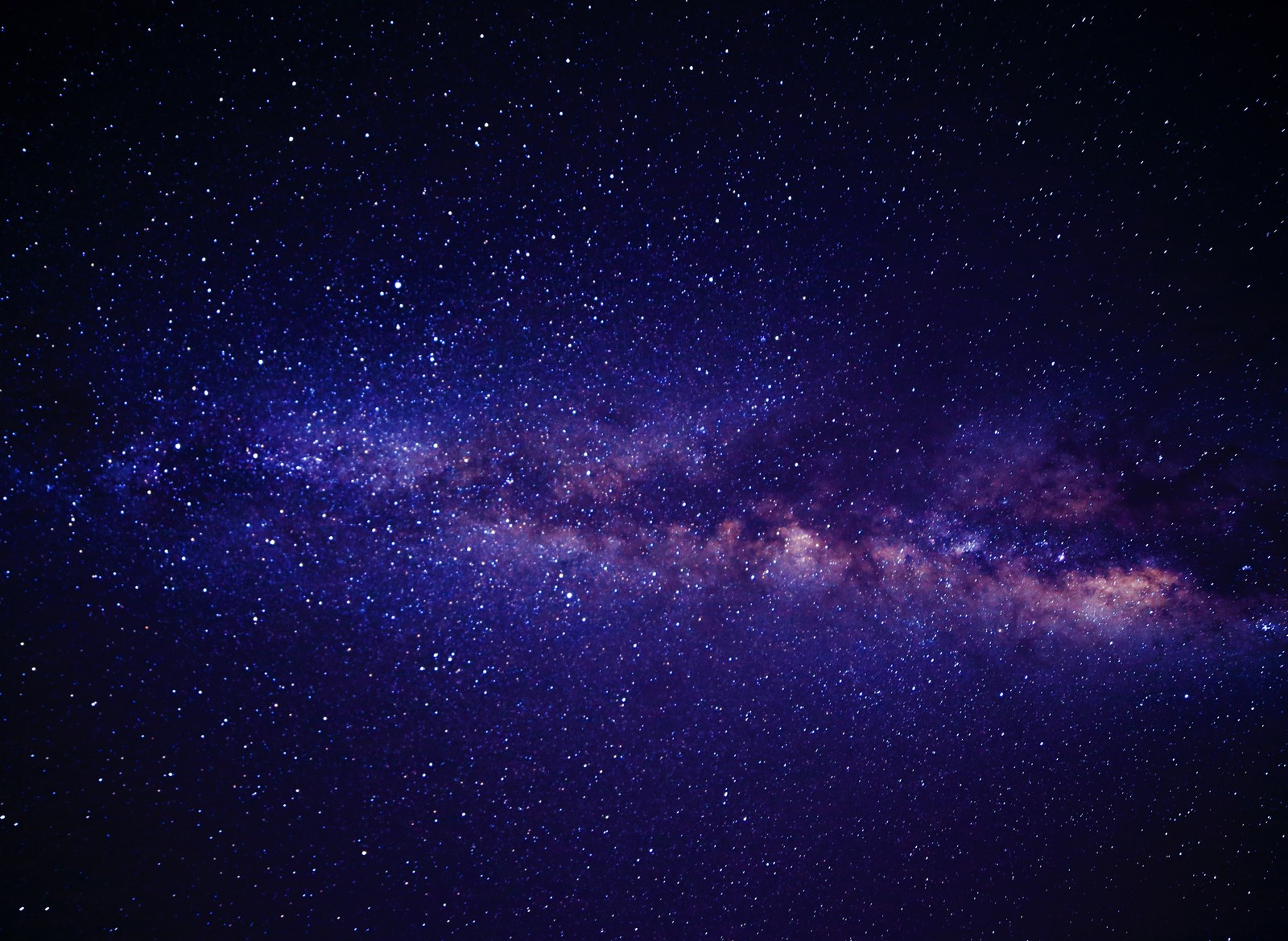 Una vista de la vía láctea desde la cima de una colina (agujero negro, violeta, cielo nocturno, galaxia, astronomía)