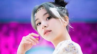 Chaeyoung de TWICE con una mirada cautivadora y un estilo elegante, mostrando la esencia del K-pop del álbum "More & More".