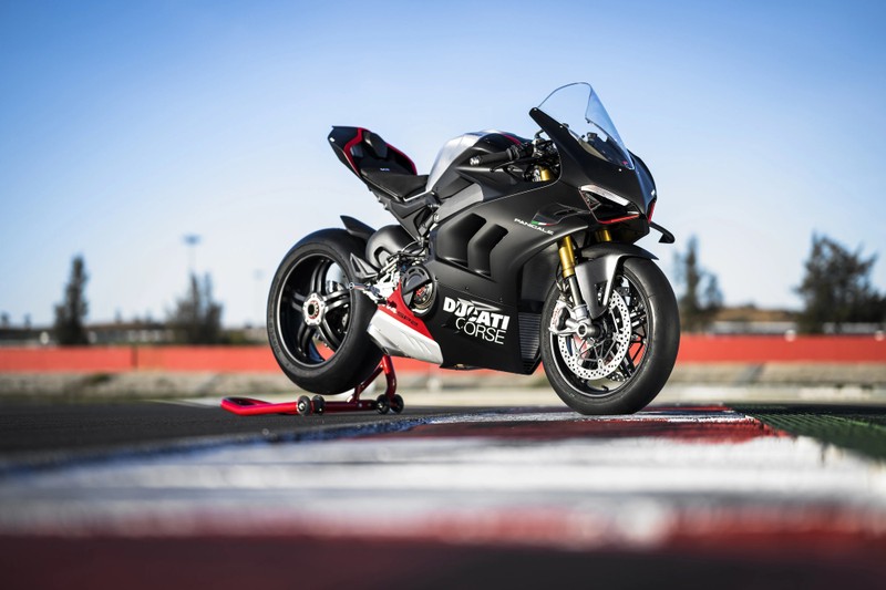 Мотоцикл, припаркованный на трассе с красно-белой полосой (ducati panigale v4 sp2, спортивные мотоциклы, 2023, велосипеды, обои 4k)