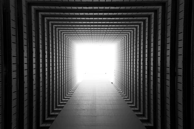 Architecture monochrome symétrique : Lumière au bout du tunnel