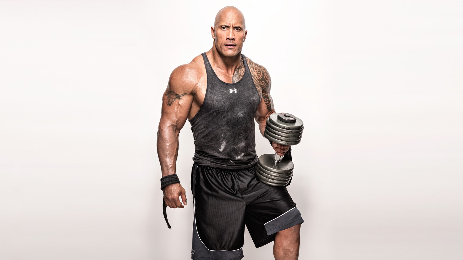 Hombre con un par de zapatos y caramelos en la mano (dwayne, johnson, actor, celebridad, entrenamiento)