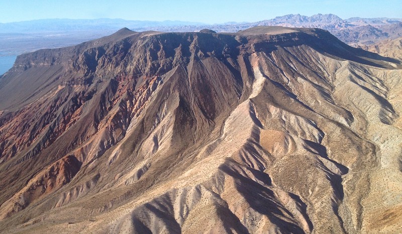 Арабская гора с озером посередине (бедлендс, гранд каньон, grand canyon, национальный парк йеллоустоун, yellowstone national park)