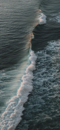 Curso de água azul sereno com ondas suaves e horizonte