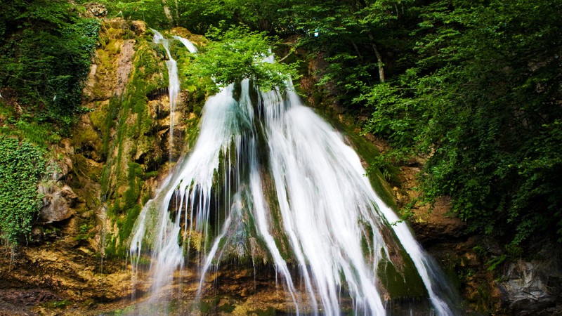 Водопад с радугой посреди леса (национальный парк плитвицкие озера, plitvice lakes national park, водопад, природа, водные ресурсы)