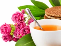 Chá floral delicado com rosas e biscoito