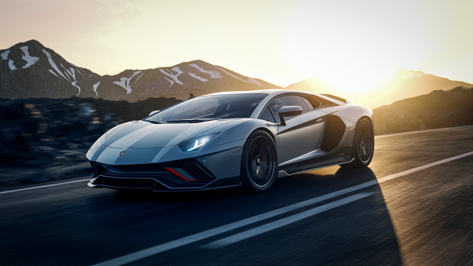 Une voiture de sport lamborghini argentée roulant sur une route avec des montagnes en arrière-plan (lamborghini aventador lp 780 4 ultimae, voiture de sport de luxe, supercars, 2021, voitures)