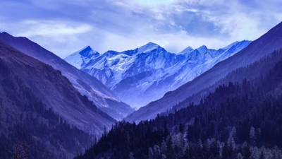 Majestuosa cadena montañosa bajo un cielo azul