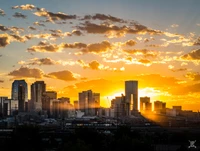 Amanhecer dourado sobre o horizonte da cidade