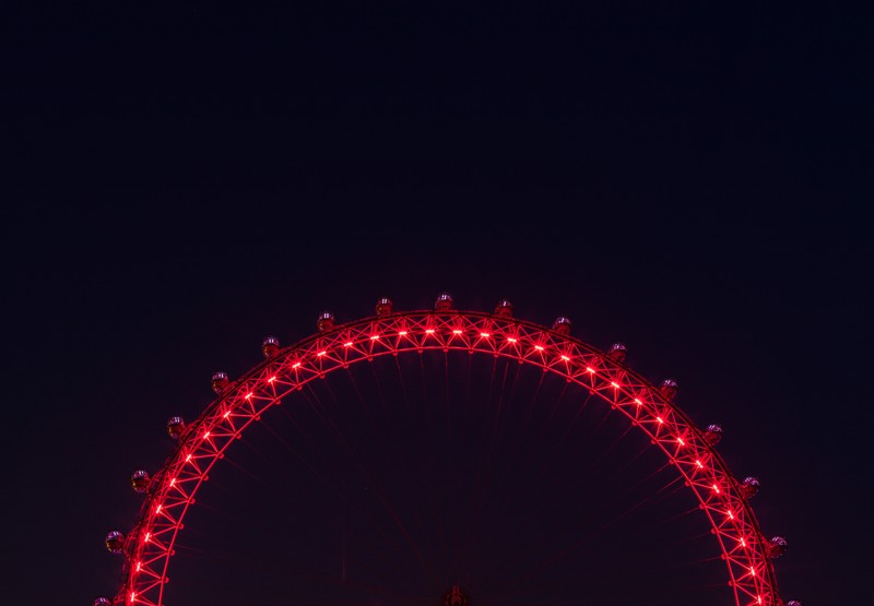 Вид на колесо обозрения с красными огнями ночью (лондонский глаз, london eye, минималистичный, колесо обозрения, достопримечательность)