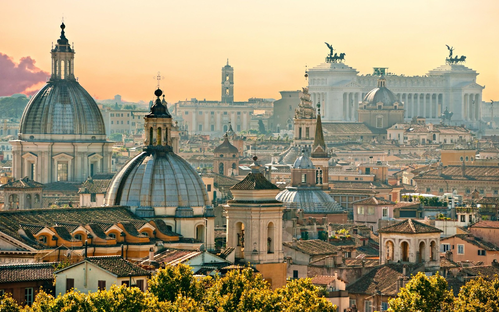 Uma visão árabe de uma cidade com muitos edifícios e uma torre do relógio (roma, marco, cidade, área urbana, metrópole)