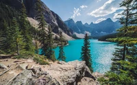 Águas turquesa do Lago Moraine cercadas por picos majestosos no Parque Nacional de Banff, Canadá