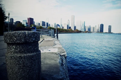 Skyline de Chicago reflété dans le lac Michigan