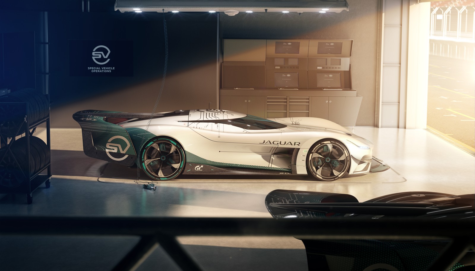 Un primer plano de un coche en un garaje con un televisor (jaguar vision gran turismo sv, 8k, hipercoches, coches conceptuales, 2021)