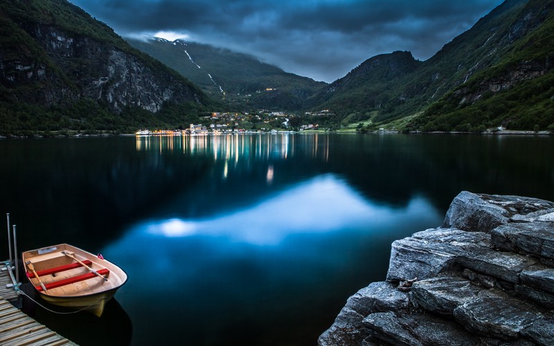 Арабская лодка на озере с горами на заднем плане (гейрангер, geiranger, норвегия, деревня, горы)