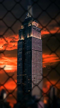 Empire State Building au crépuscule : un paysage urbain époustouflant encadré par la nature