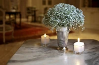 Centro de mesa floral elegante con velas en una mesa de mármol