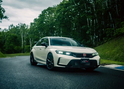 2022 Honda Civic Type R: Rendimiento dinámico en el abrazo de la naturaleza