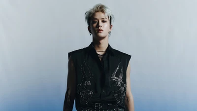 Nakamoto Yuta von NCT 127 in einer auffälligen Pose, die seinen einzigartigen Stil und Charisma aus dem Album "Neo Zone: The Final Round" zeigt.