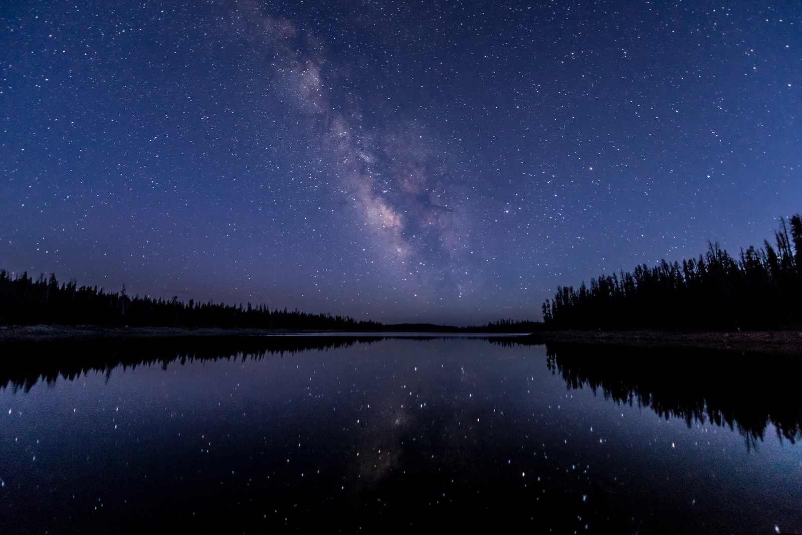 Uma vista de um lago com um céu claro e a via láctea ao fundo (via láctea, estrela, céu noturno, reflexo, natureza)