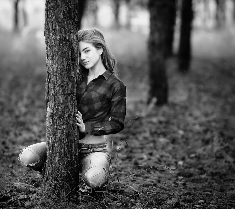 Femme arabe assise contre un arbre dans une forêt (beau, noir, fille, nature)