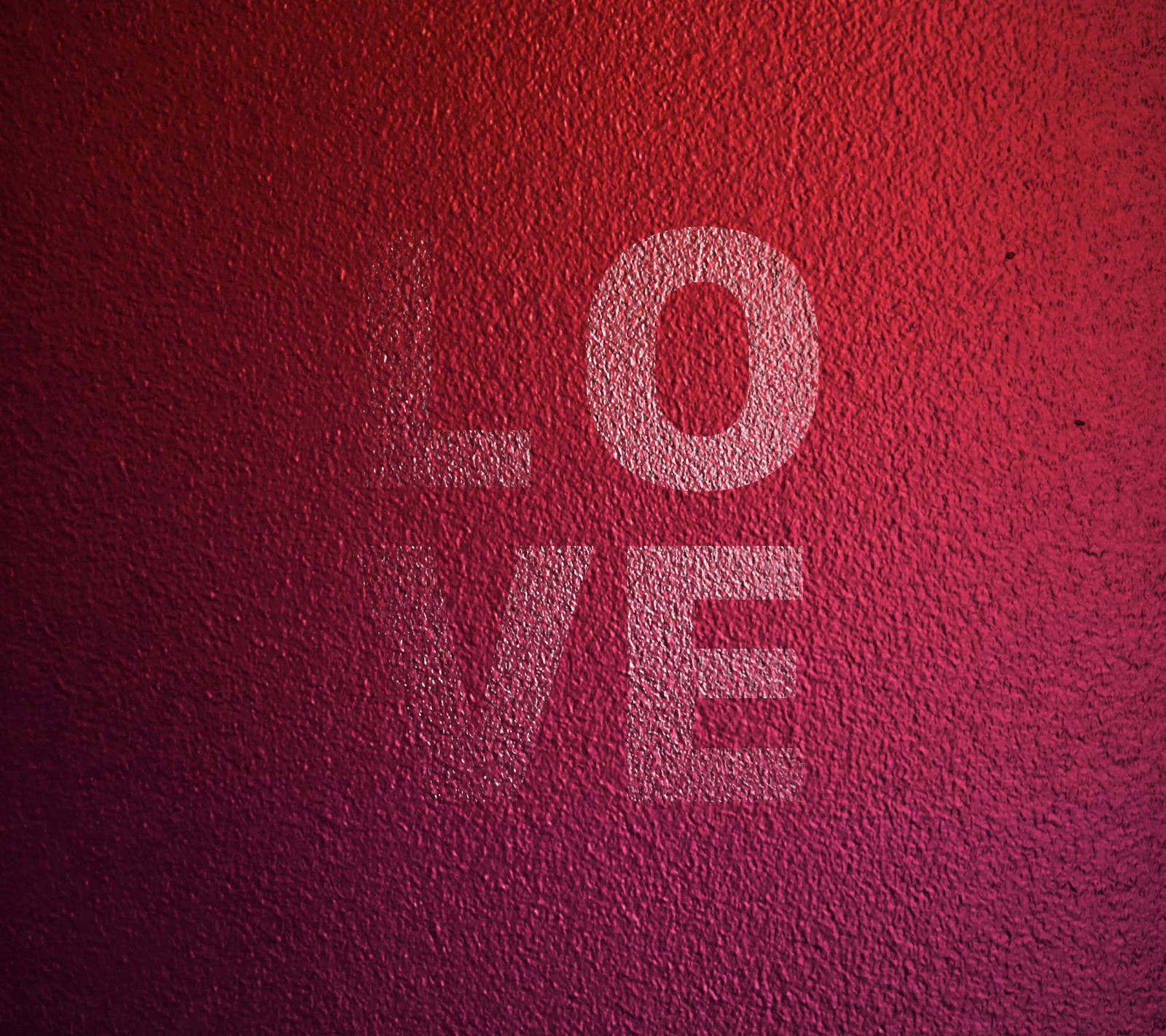 Un primer plano de una pared roja con la palabra 'amor' escrita en ella (hd, amor, rosa, rojo, texto)