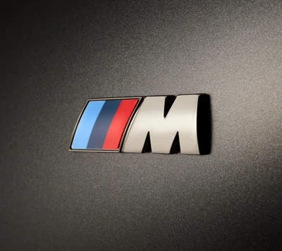 Logotipo da BMW M em superfície fosca