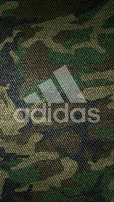 Logo Adidas sur fond de camouflage militaire