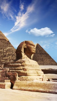 Sphinx ancien et pyramides d'Égypte contre un ciel bleu