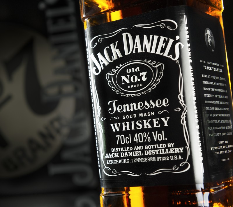 Крупный план бутылки виски jack daniels на столе (класс, jddrink)