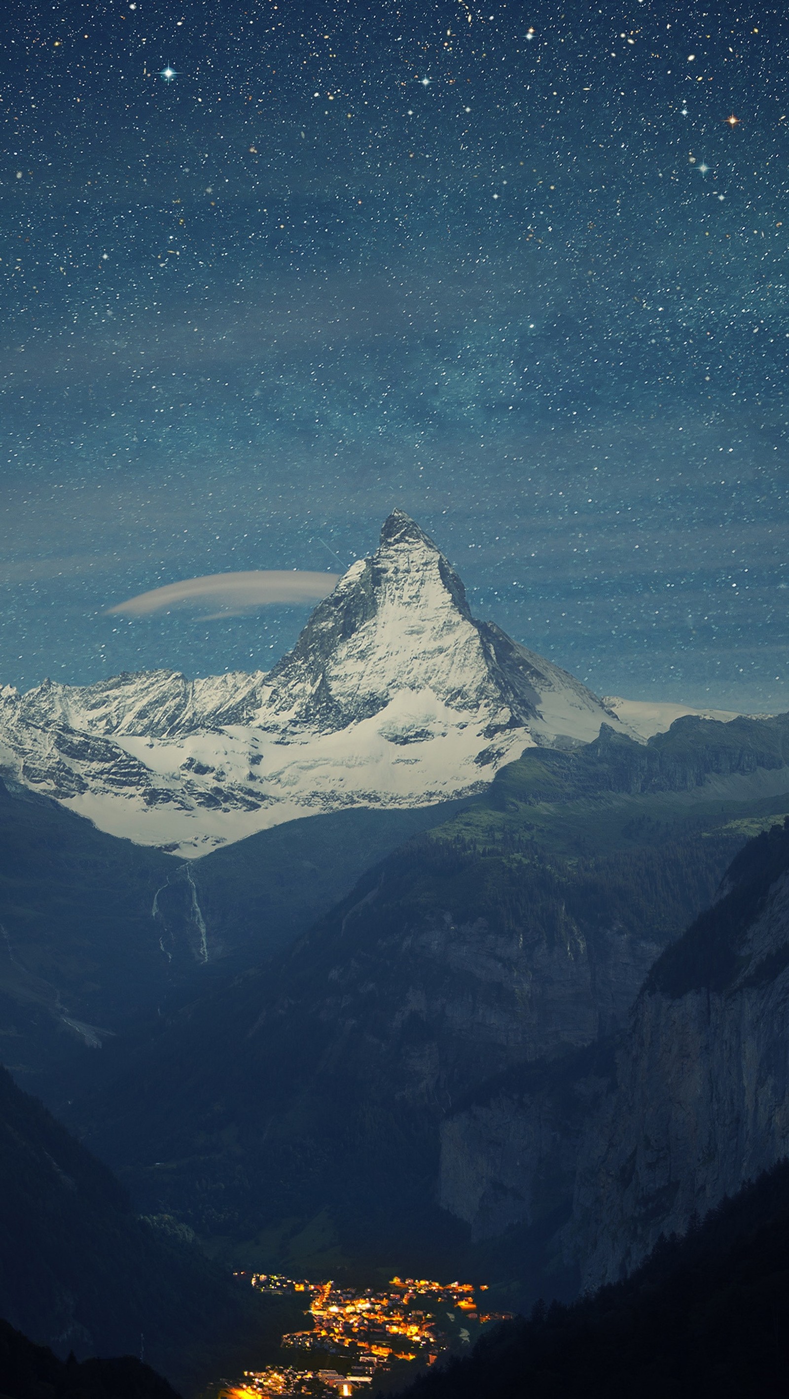 Ciel étoilé de nuit au-dessus d'une montagne avec une ville en dessous (alpes, beau, paysage, montagnes, nuit)