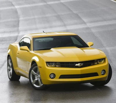 Neuer gelber Chevrolet Camaro auf nassem Asphalt