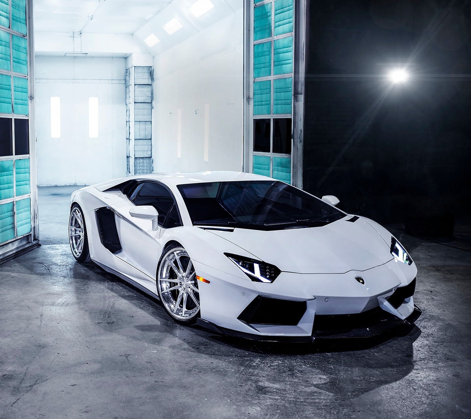 Un primer plano de un coche deportivo blanco estacionado en un garaje (lambo, lamborghini, supercoche)