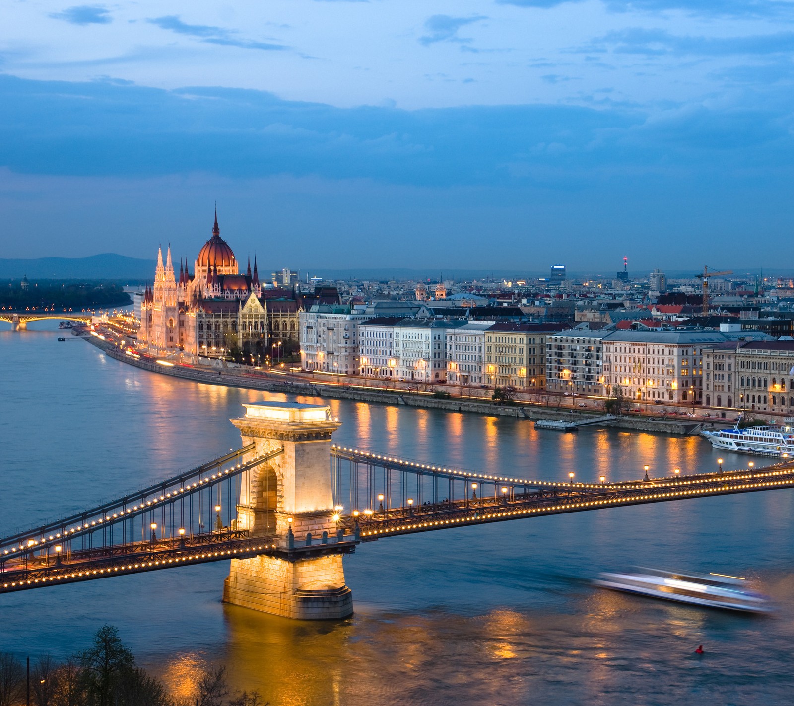 Lade stadt, fluss, skyline Hintergrund herunter