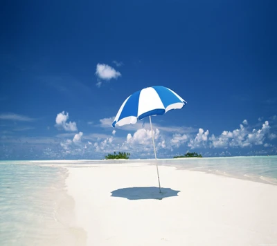 Paraíso de praia ensolarada com guarda-sol azul e céu limpo