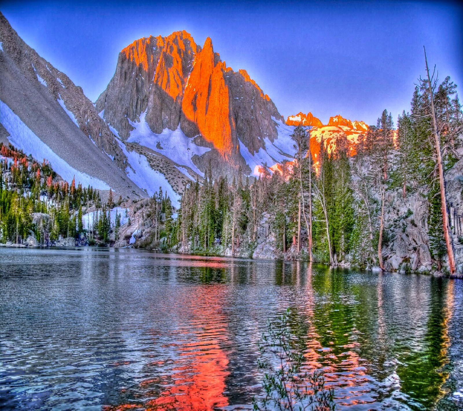 Montaña arafat con un lago y árboles en primer plano (flores, jardín, naturaleza, agradable)