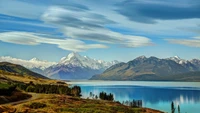 Paysage serein du lac Pukaki avec le mont Aoraki Cook et des montagnes majestueuses sous un ciel nuageux